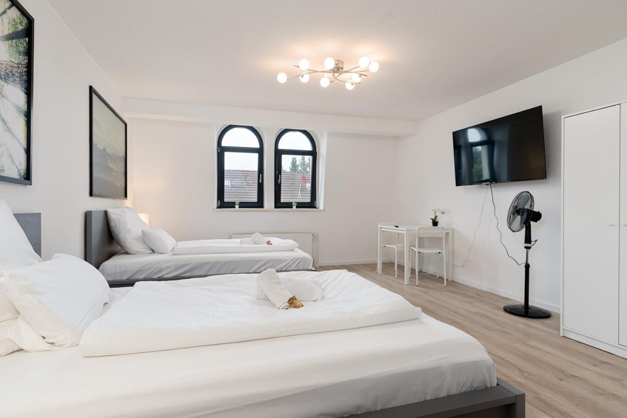 Einfach Aber Sehr Komfortabel - Wohnung Fuer 6 Personen - 2Xwc - Grupen, Messe, Monteure, Studenten - Voll Ausgestattet - 6 Betten 140X200Cm Hochwertig, 3 Smart-Tv 55 Zoll Netflix, 1000 Mbit Wlan, Voll Ausgestattete Kueche Duisburg Exterior foto